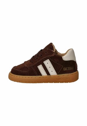 Bruine suède peutersneaker met witte strepen, witte hielpatch, gumzool en een "Ltd Edition" label aan de zijkant.