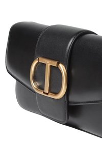 Zwarte leren clutch met een gouden ovale gesp, voorzien van een centraal "T" detail op de voorklep.