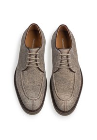 Chaussures habillées grises en feutre avec bout rond, talon bas et lacets beiges. Présente des détails de coutures et des accents intérieurs en cuir marron.