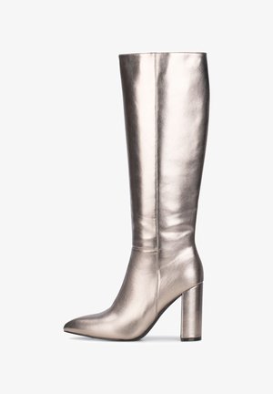 Metallisch silberner kniehoher Stiefel mit einer spitzen Zehe und einem stabilen Absatz. Glatte Textur mit minimalen Nähdetails an den Seiten.