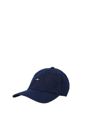 Gorra de béisbol de mezclilla azul oscuro con un pequeño emblema de estrella plateada en la parte delantera, mostrada sobre un fondo blanco.