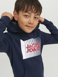 Felpa blu navy con tasca frontale, caratterizzata da una grafica con linee verticali e la scritta "JACK & JONES" in rosso. Materiale in cotone, texture morbida.
