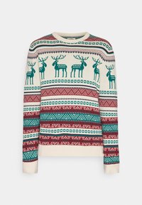 Gebreid sweater met een crèmekleurige basis en teal rendieren en geometrische patronen in rood en groen. Ronde hals en geribbelde manchetten.