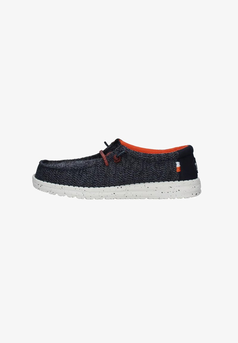 Scarpa casual con una tomaia in un blu navy testurizzato, suola maculata bianca e interno arancione. Presenta un accento laccato nella parte anteriore.