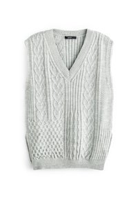 Veste en tricot sans manches gris clair avec col en V et motifs en maille torsadée mélangée, posée à plat sur un fond blanc.