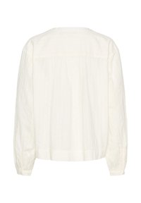 Vedere din spate a unei bluze albe cu mânecă lungă, cu dungi verticale subtile, yoke plisat și manșete cu nasturi.