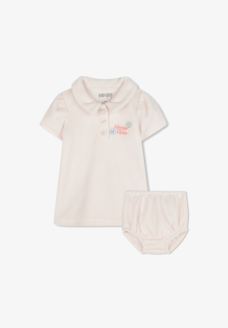 Polo shirt rose pâle avec des manches courtes bouffantes, bouton devant et broderie florale. Comprend un short à taille élastique assorti. Matériau en coton doux.