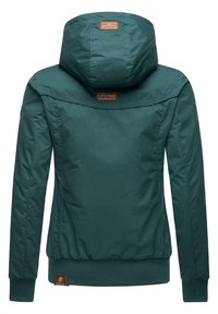 Veste verte à capuche avec des poignets et un ourlet en côtes. Présente un patch en cuir au dos et une texture lisse. Design minimaliste.
