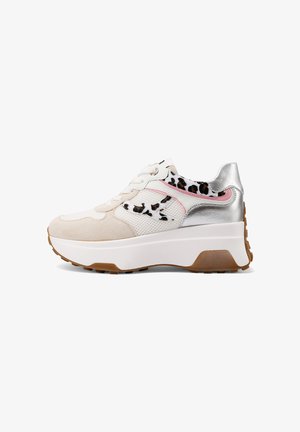 Sneaker platform bianca con pelle scamosciata beige, tacco argentato, accento rosa e dettaglio in tessuto leopardato ai lati e sulla linguetta.
