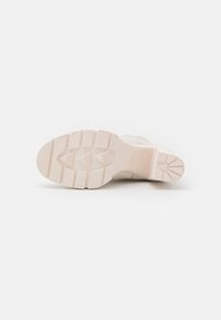 ALDO Stivaletti con tacco - white