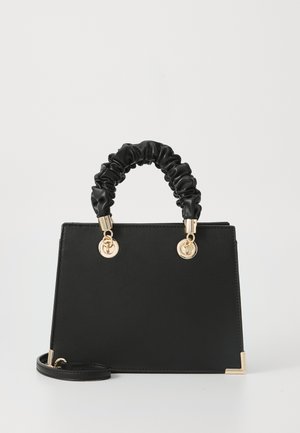 Sac à main en cuir noir à la forme structurée, doté d'une anse noire froncée, d'accents en métal doré et d'une bandoulière amovible.