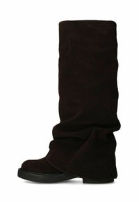 Zwarte suède slouchy kniehoge laars met ronde neus en platte rubberen zool, zijaanzicht op een witte achtergrond.