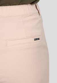 Non sélectionné, beige