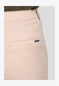 Non sélectionné, beige