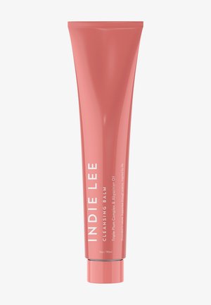 Bálsamo Limpiador Indie Lee en un tubo coral-rosa con texto blanco. Presenta una base redondeada y una capacidad de 90ml, diseñado para el cuidado de la piel.