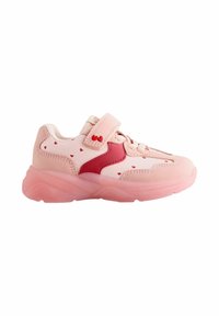 Chaussure de sport rose clair avec des accents rouges et des motifs en forme de cœur. Présente une sangle et un système de laçage, un bout rond et une semelle en caoutchouc.
