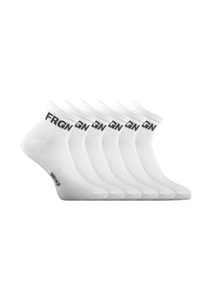 Six paires de chaussettes blanches aux chevilles, alignées côte à côte, avec le texte noir "FRGN" près du bord-côte et la taille "39-42" indiquée sous la semelle.