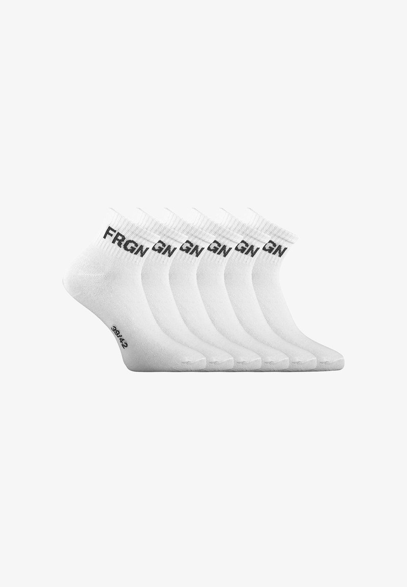 Six paires de chaussettes blanches aux chevilles, alignées côte à côte, avec le texte noir "FRGN" près du bord-côte et la taille "39-42" indiquée sous la semelle.