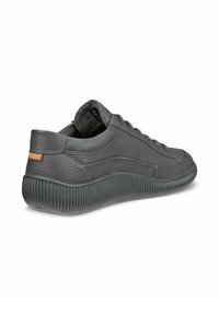 Sneaker in pelle grigia con suola in gomma rigata, punta arrotondata e lati texturizzati. Presenta un piccolo accento marrone sul tallone.