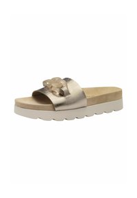 Sandalo a due pezzi in argento metallico con una larga fascetta decorata con una catena trasparente e una soletta beige imbottita su una suola in gomma bianca.