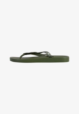 Chanclas de goma verdes con suela texturizada, que presentan tiras brillantes que se superponen ligeramente en el centro y un diseño plano.