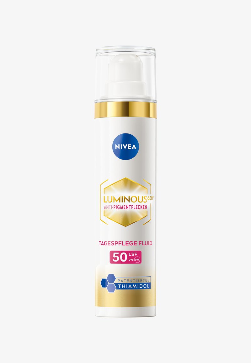 NIVEA Luminous 630 Anti-Pigment Fluid in einer weißen Flasche mit goldenen Akzenten, ausgestattet mit einem Pumpenspender und blauem Logo. SPF 50 angegeben.