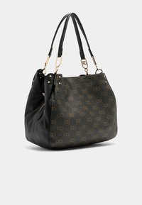 Borsa nera con motivo logo marrone, in pelle testurizzata, hardware dorato, doppi manici a spalla e scomparto con zip su un lato.