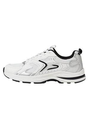 Sneaker sportiva bianca e grigia con dettagli neri, tomaia in mesh e materiale sintetico, chiusura con lacci e suola imbottita per il supporto.