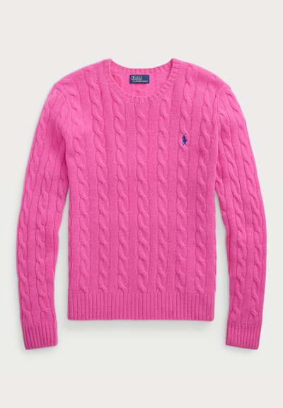 Rozā adīta džemperis ar apaļu kakla izgriezumu un ribotām piedurknēm. Uz kreisā krūts ir neliels zils logo. Mīksta tekstūra un klasiskā dizaina.