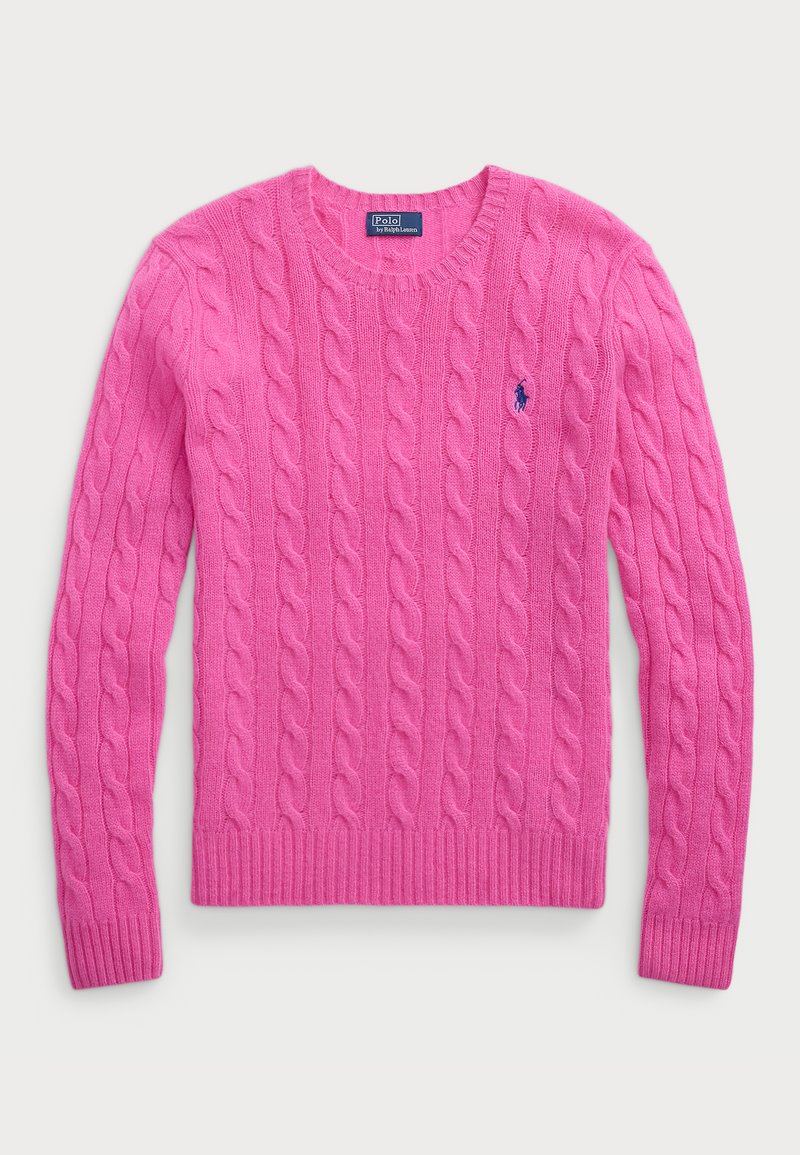Pull en tricot rose à col rond et poignets côtelés. Présente un petit logo bleu sur la poitrine gauche. Texture douce et design classique.