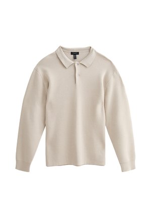 Polo de manga larga color beige claro, fabricado con una tela suave; cuenta con un cuello con solapa y cierre de tres botones. Textura lisa, diseño casual.