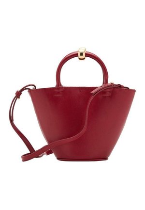 Bolso de cuero rojo con asa redondeada que presenta un cierre dorado y una correa de hombro ajustable, colocado sobre un fondo blanco.