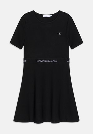 Sort kjole med korte ærmer og rund halsudskæring, Calvin Klein Jeans logo på brystet og mærketalje, let udvidet skørt.