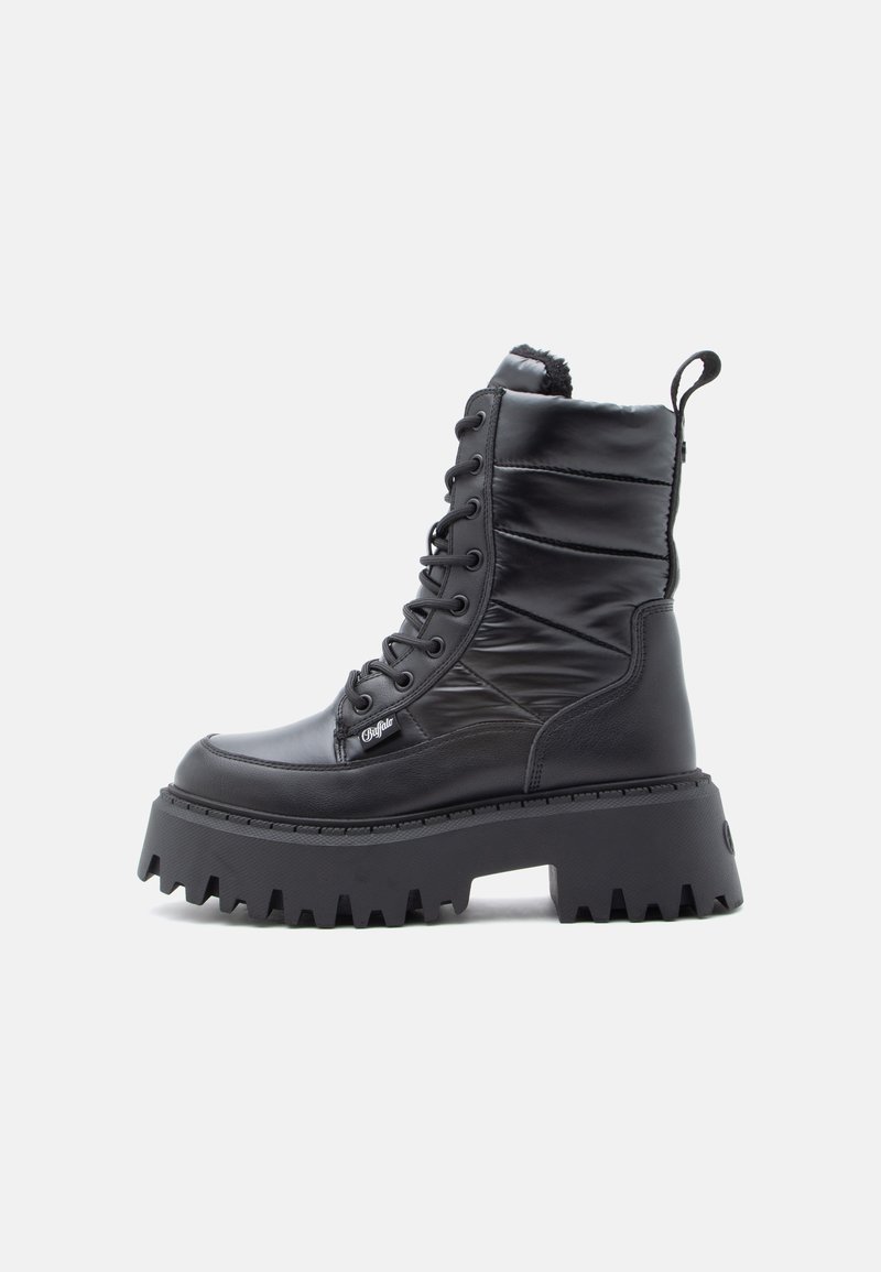 Μαύρο μποτάκι με ψηλό τον αστράγαλο, με κορδόνια, που διαθέτει παχύ αντιολισθητικό πάτο, επάνω μέρος με επένδυση και ταπακέ διεπιφάνειας, και ετικέτα μάρκας στο πλάι.