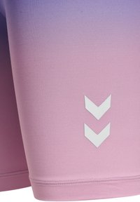 Różowe szorty sportowe w gradientowym kolorze, wykonane z elastycznego materiału, charakteryzujące się gładką fakturą i białym logo z podwójną chevron.