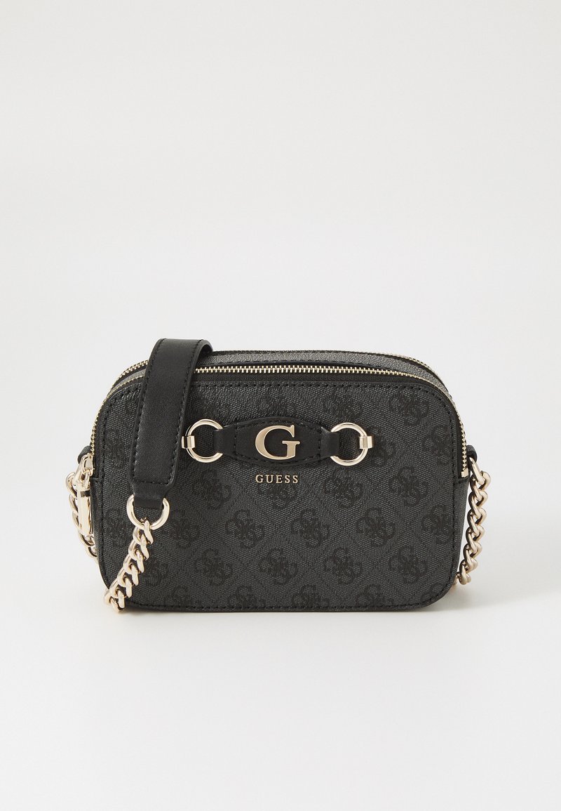 Borsa a tracolla sintetica nera con chiusura a zip, tracolla a catena, dettagli con logo e motivo a monogramma sulla superficie.