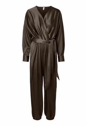 Combinaison longue en satin marron à manches longues avec décolleté en V, devant croisé, ceinture assortie à nouer à la taille, poches latérales et poignets élastiques aux chevilles et aux poignets.