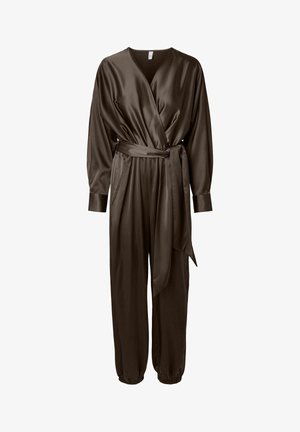 Combinaison longue en satin marron à manches longues avec décolleté en V, devant croisé, ceinture assortie à nouer à la taille, poches latérales et poignets élastiques aux chevilles et aux poignets.