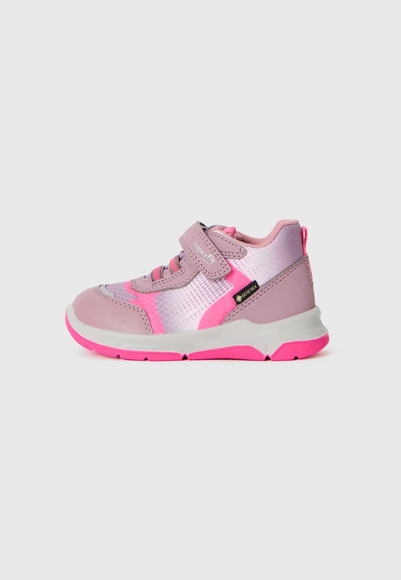 Kinderschuh in Pink und Lila mit Klettverschluss, meshed Seitenpaneelen, GORE-TEX-Label und leuchtend pinker Sohle auf weißem Hintergrund.