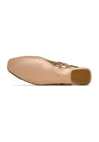 Zapato de punta abierta en tono marrón con parte superior de malla texturizada, suela de goma plana y correas entrelazadas. Incluye una banda de soporte en el talón y detalles estriados.