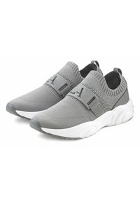 Graue Sportschuhe mit einem atmungsaktiven Strick-Obermaterial, elastischem Riemen über dem Mittelfuß und einer weißen gepolsterten Sohle. Abgerundetes Zehendesign.