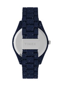 Niebieski silikonowy zegarek o plamistej teksturze, z klamrą ze stali nierdzewnej, okrągłą kopertą i brandingiem Timex z tyłu.