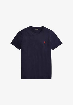 T-shirt in cotone blu navy con collo a giro, maniche corte e un piccolo logo rosso sulla parte sinistra del petto, texture liscia.