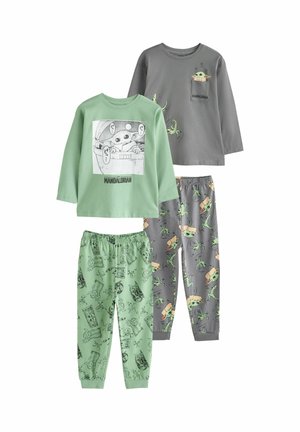 To børnepyjamas sæt med lange ærmer og bukser med Baby Yoda fra The Mandalorian; det ene sæt er grønt, det andet gråt med karaktertryk.