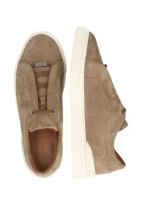 Wildlederschuhe in Hellbraun, mit einem Low-Top-Design, runder Spitze, braunen Schnürsenkeln und einer weißen Gummisohle mit strukturierten Akzenten.