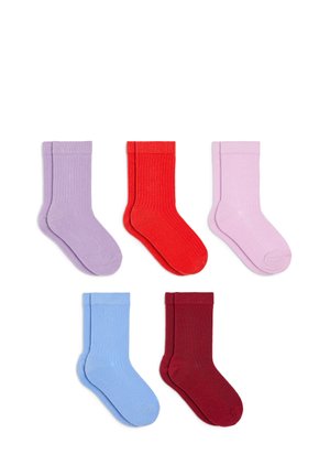 Cinq paires de chaussettes côtelées, couleurs de gauche à droite : lavande, rouge vif, rose clair, bleu ciel et bordeaux foncé, disposées sur fond blanc.