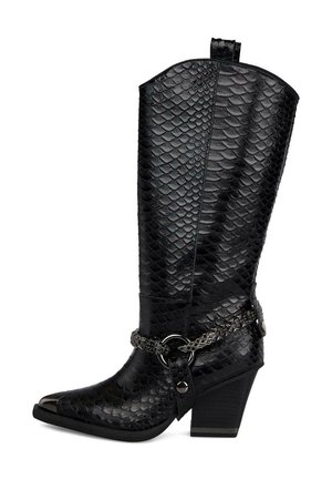 Botas de cowboy negras hasta la rodilla hechas de piel de serpiente sintética texturizada. Presentan una puntera puntiaguda, tacón grueso y un acento decorativo de cadena.