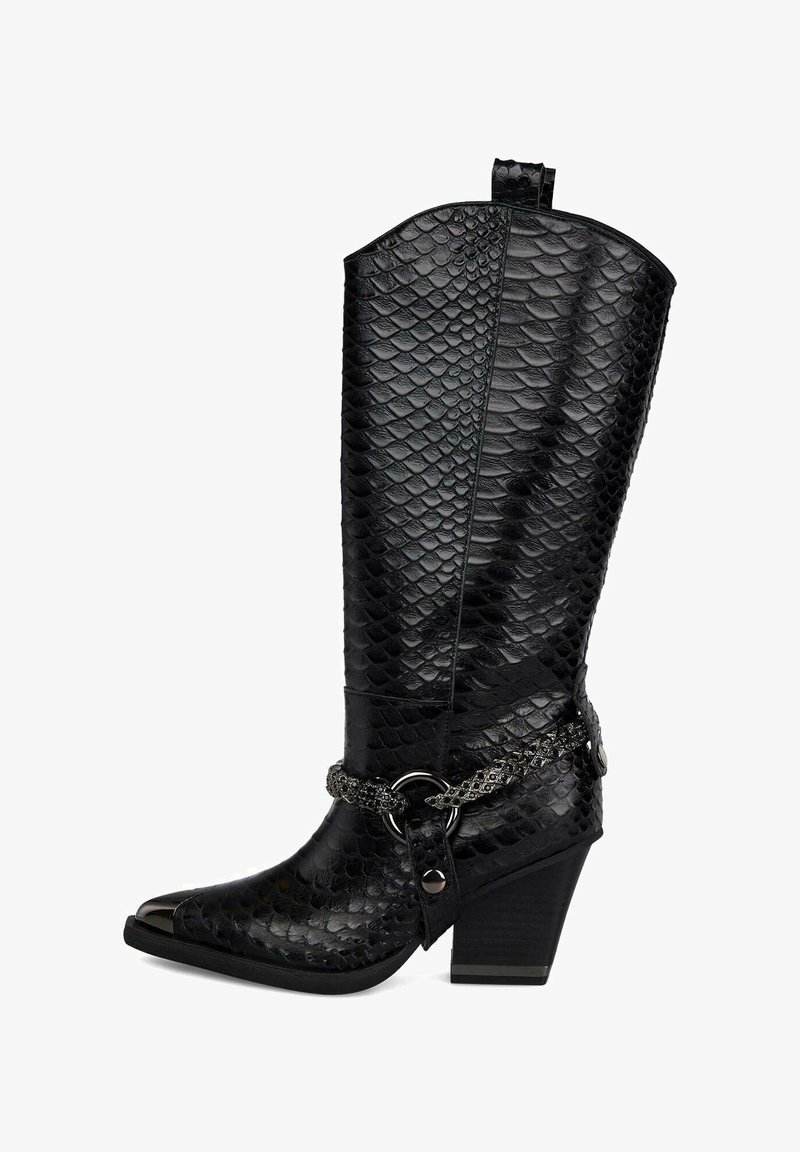 Botas de cowboy negras hasta la rodilla hechas de piel de serpiente sintética texturizada. Presentan una puntera puntiaguda, tacón grueso y un acento decorativo de cadena.