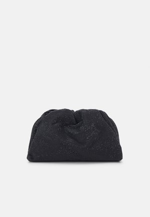 Czarna miękka kopertówka z marszczonym górnym brzegiem i subtelną, błyszczącą fakturą, leżąca na białym tle.