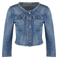 Jasnoniebieska kurtka dżinsowa z postrzępionym dołem, długimi rękawami, zapięciem na guziki oraz dwiema kieszeniami na piersi. Posiada brązowe guziki i wyblakłą teksturę.